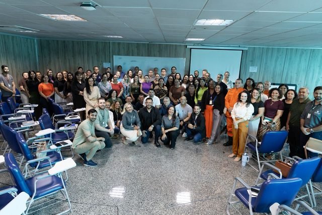 Grande grupo reunido após treinamento coletivo