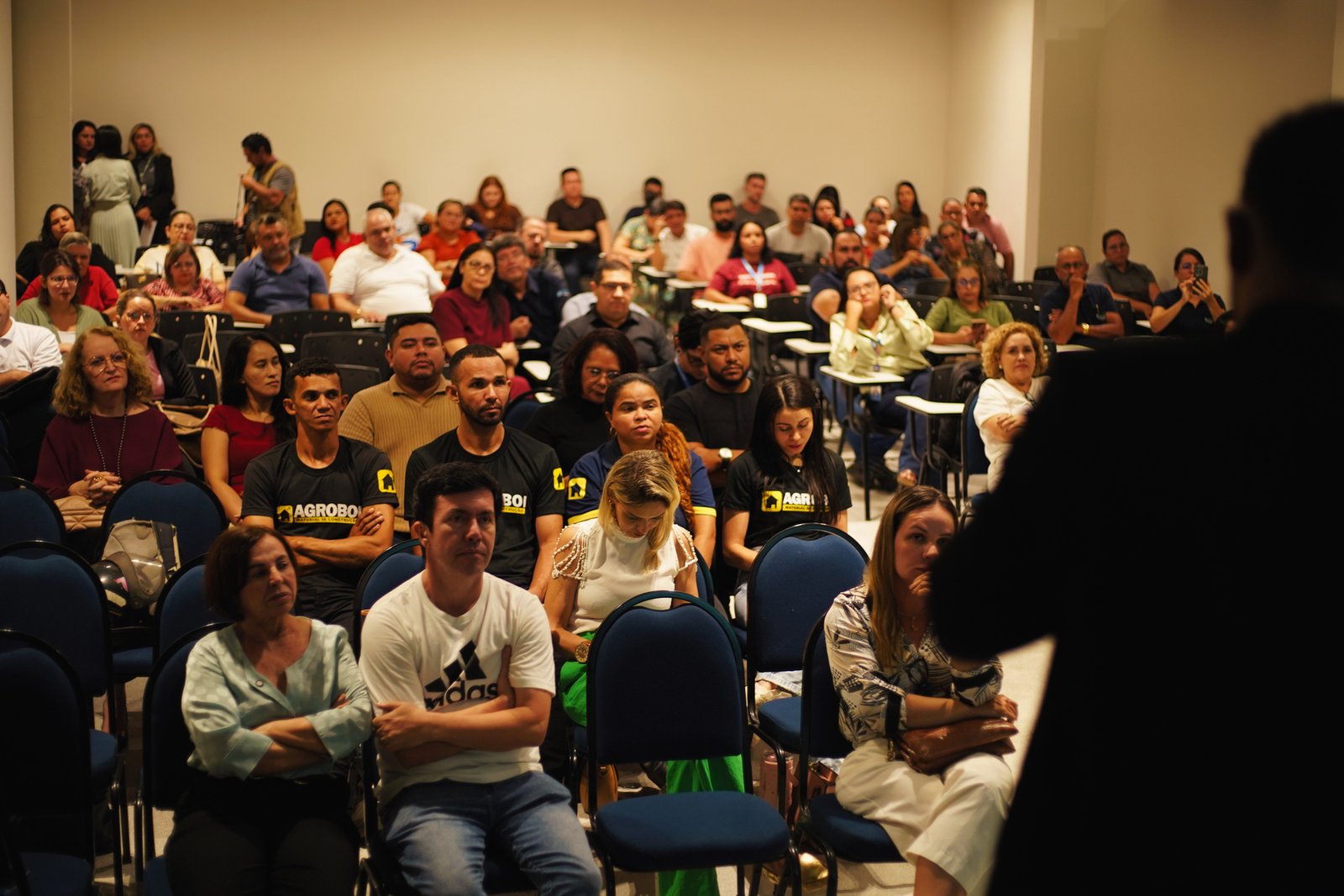 Plateia atenta durante palestra sobre NR-01