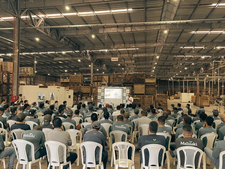 Treinamento em galpão industrial para grande equipe operacional