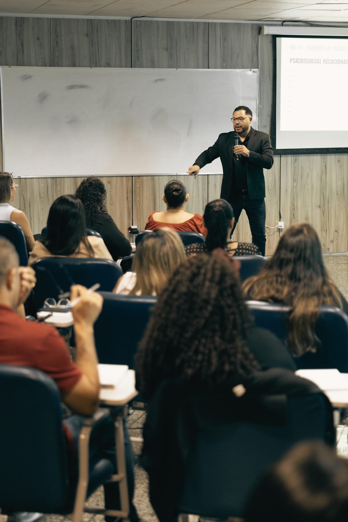 Cidinei Martins explicando fatores de risco psicossocial em sala de aula