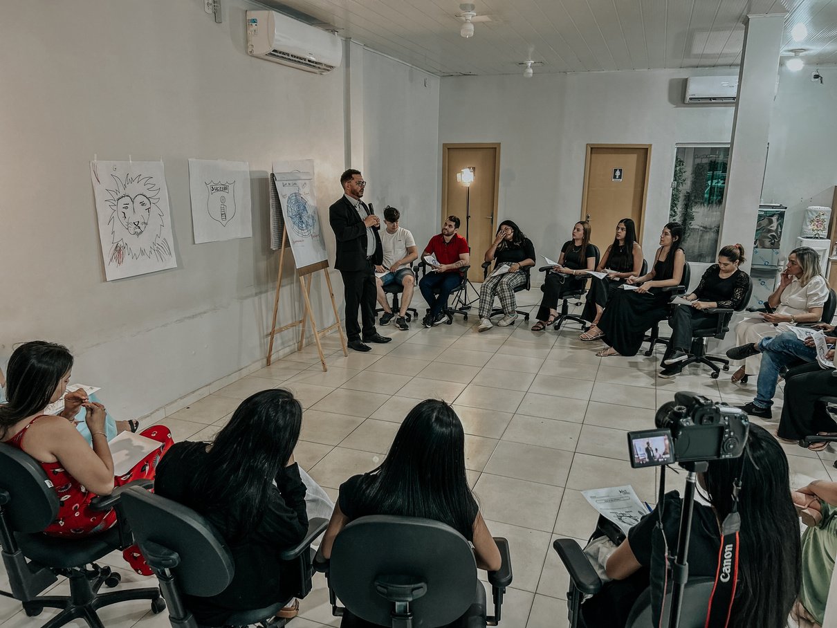 Workshop em roda com participantes do treinamento sistêmico organizacional